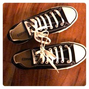 Women’s low top converse black and white US size 7
